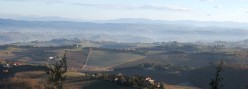 La campagna sottostante fra le brume mattutine