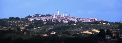 La citta' sulla collina circondata da vigneti e oliveti