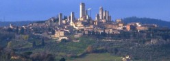 sangimignano con le colline boscose sullo sfondo