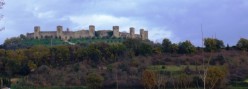 La cinta di mura in lontananza