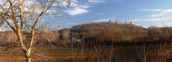 Il borgo sulla collina dalla valle dell'Elsa