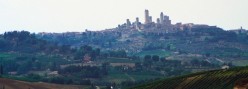 Il borgo turrito in lontananza